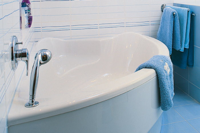 Акриловая ванна со скрытым смесителем