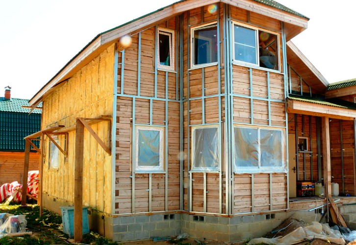 Izolace dřevěného domu zvenčí: tím lépe izolovat srubové stěny pro obklady, polystyrenovou pěnu a minerální vlnu