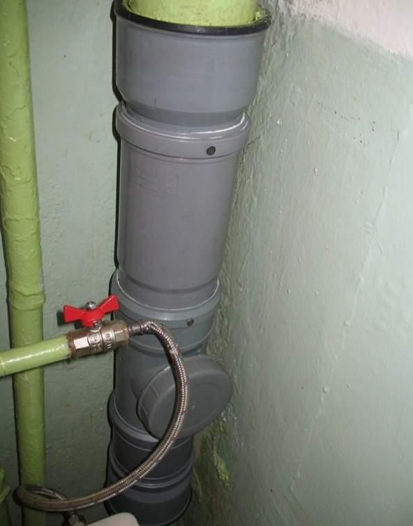 Как поменять канализационные трубы в многоэтажном доме?
