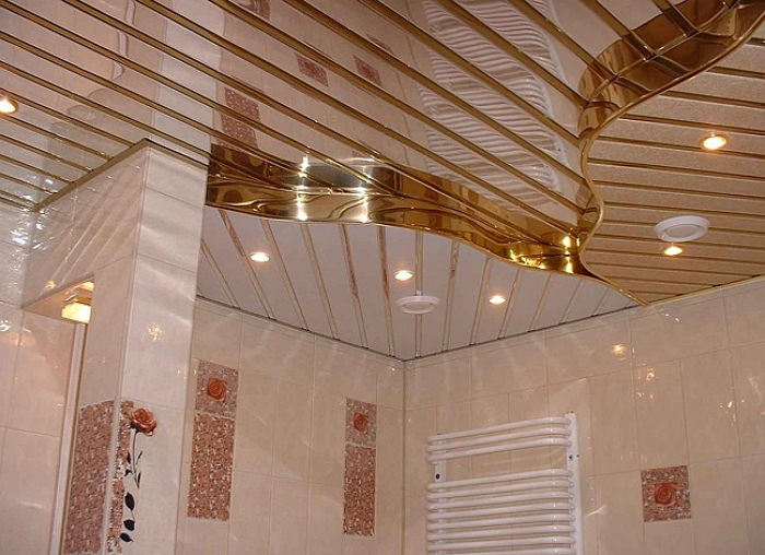 Потолок в ванной комнате из алюминиевых панелей